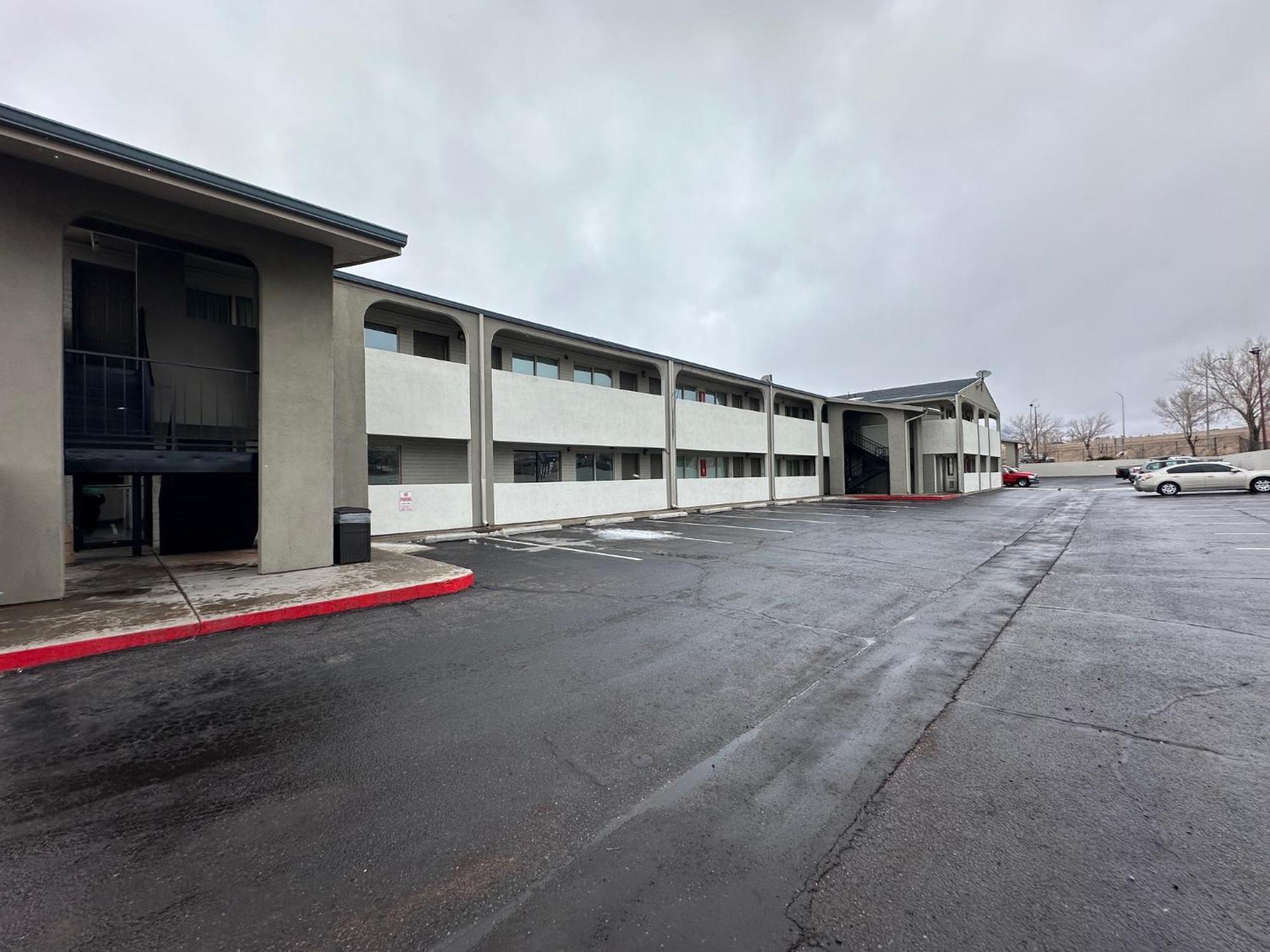 Desert Sands Inn & Suites Albuquerque Exterior photo