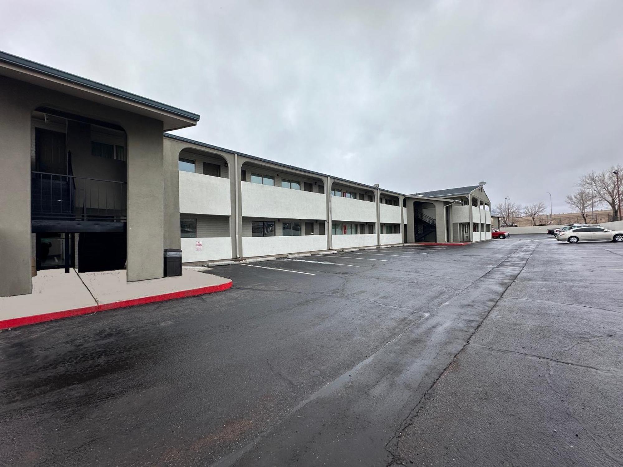 Desert Sands Inn & Suites Albuquerque Exterior photo