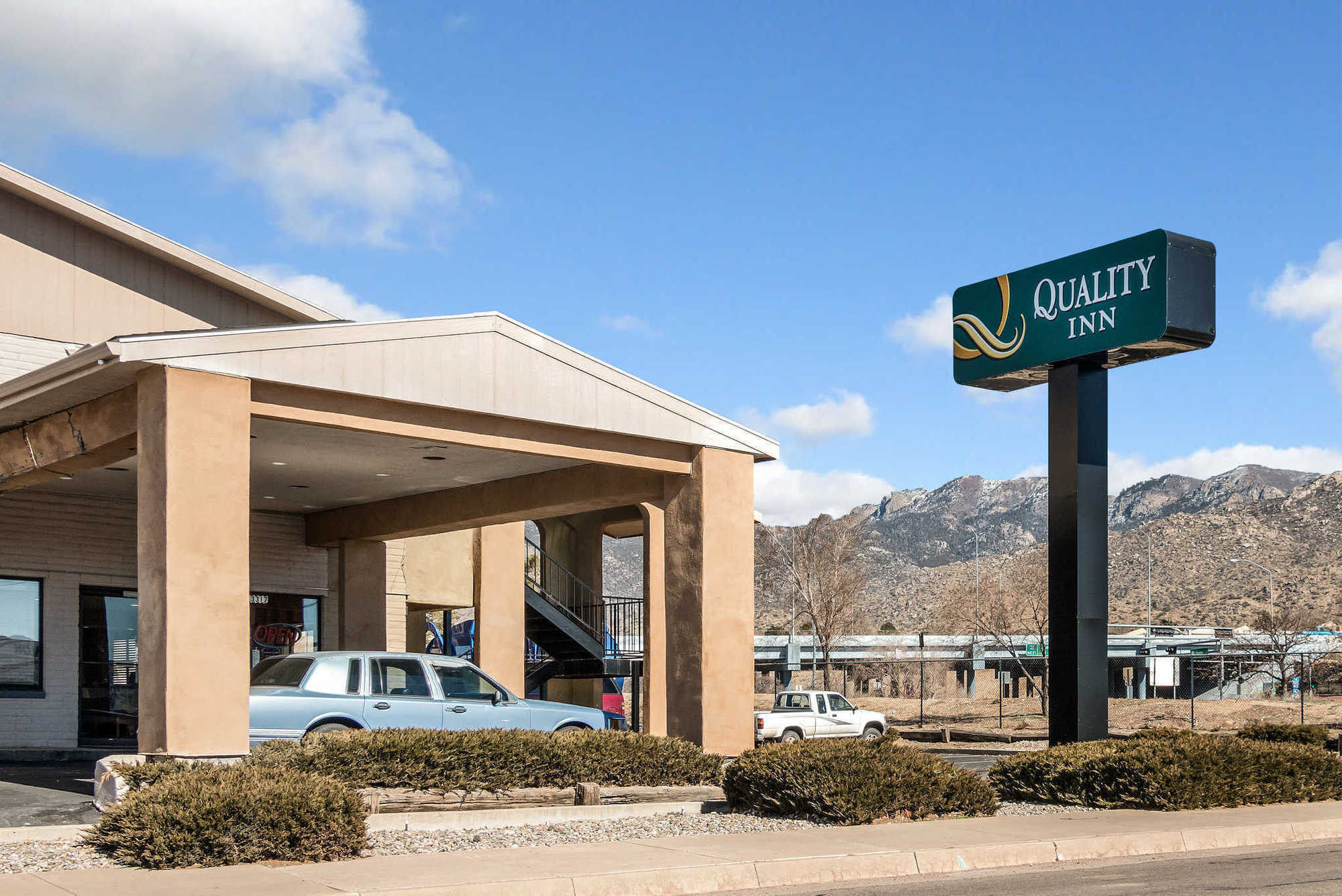 Desert Sands Inn & Suites Albuquerque Exterior photo